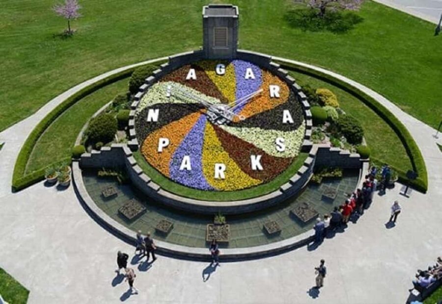 Small group: Toronto, Montreal, Quebec & Niagara 4-Day Tour - A 4-day sampler of French Canada, with Niagara Falls built in